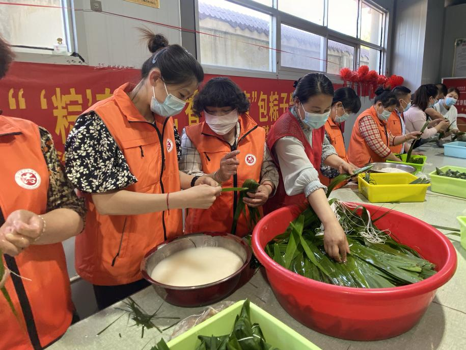 青口供電所黨支部聯(lián)合生產(chǎn)生活服務(wù)中心分會、黃沙坨社區(qū)，共同舉辦“悠悠艾草香 濃濃端午情”系列活動。.png